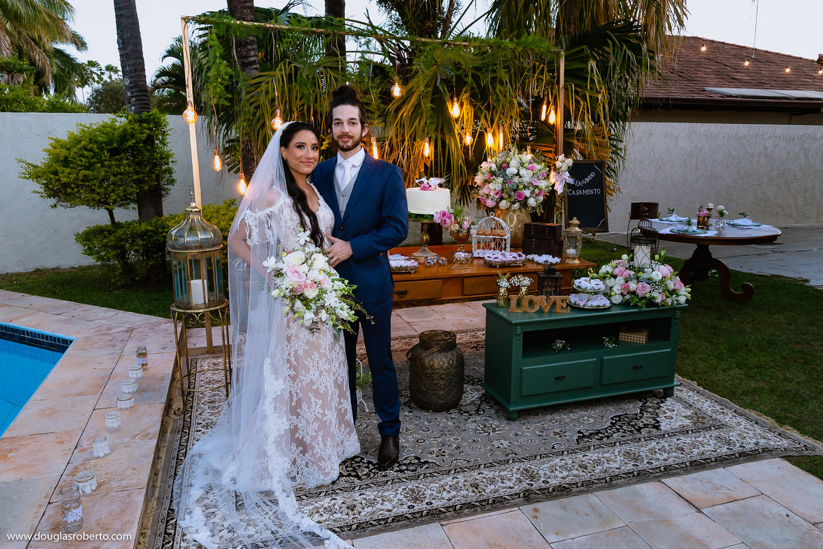 noivo na mesa do bolo