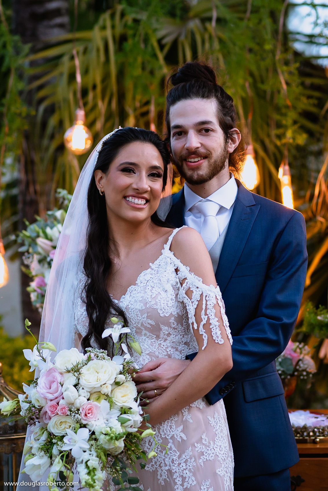 noivo na mesa do bolo