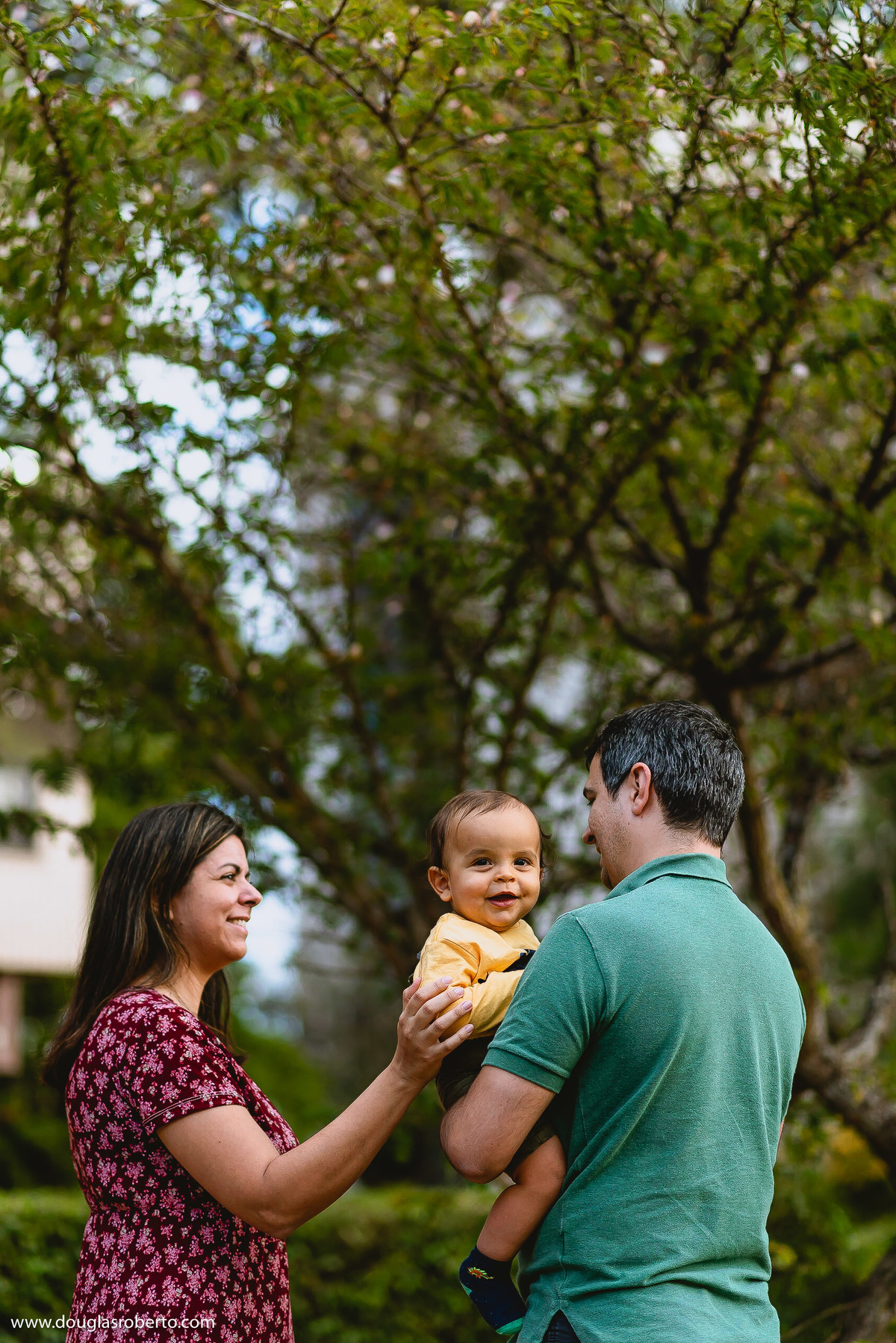 pais brincando com o filho
