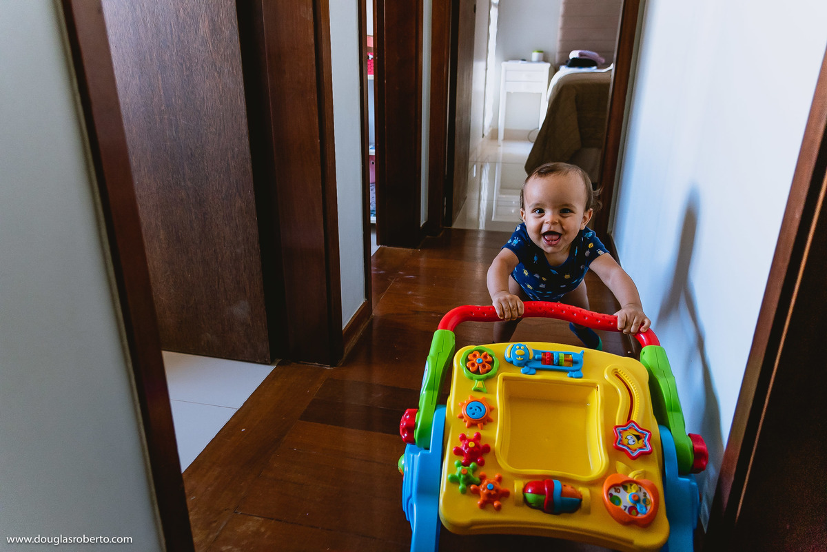 menino brincando com o andador