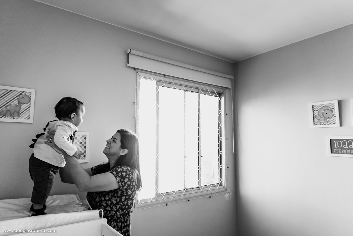 mãe brincando com o filho