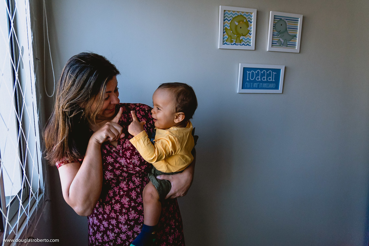 mãe brincando com o filho