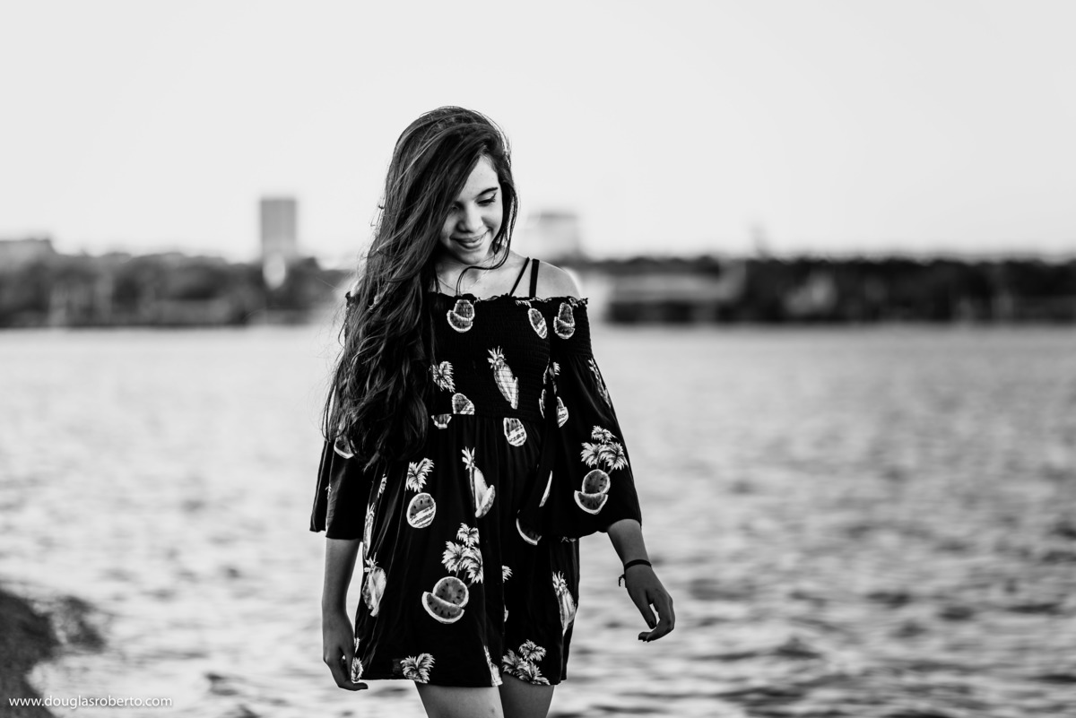 andando na beira do lago