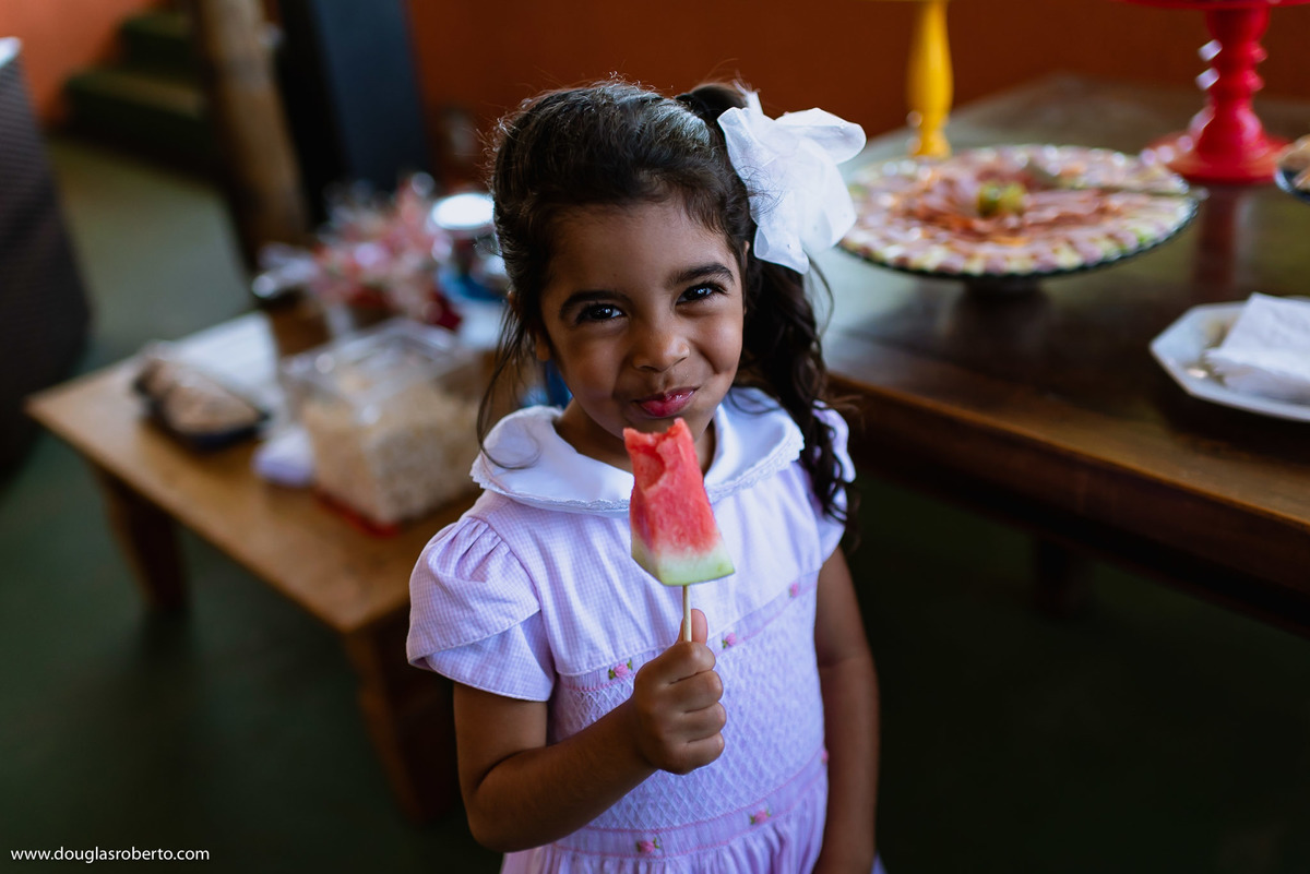 meninas comendo melancia 