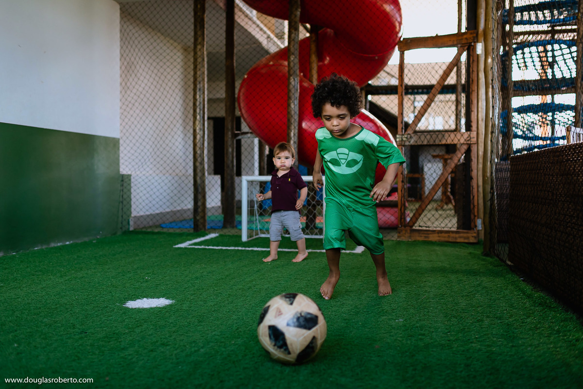 brincando de futebol