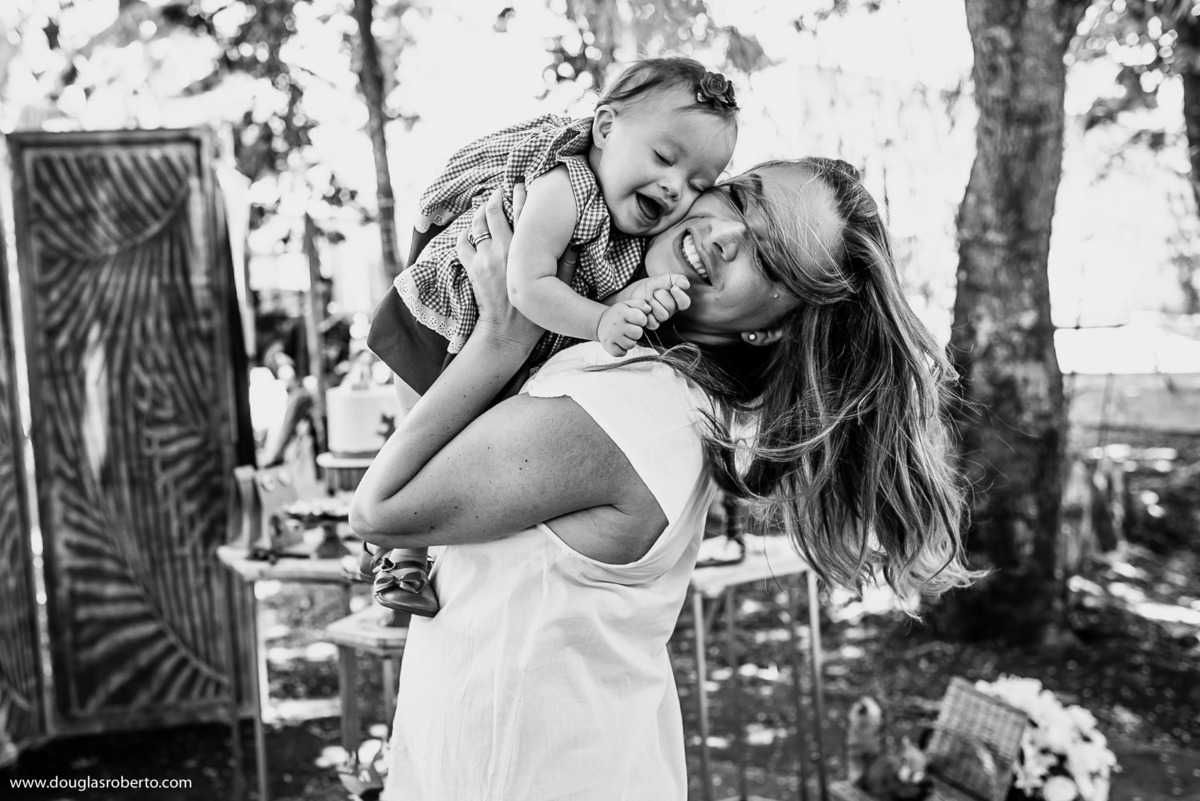 mãe brincando  com down