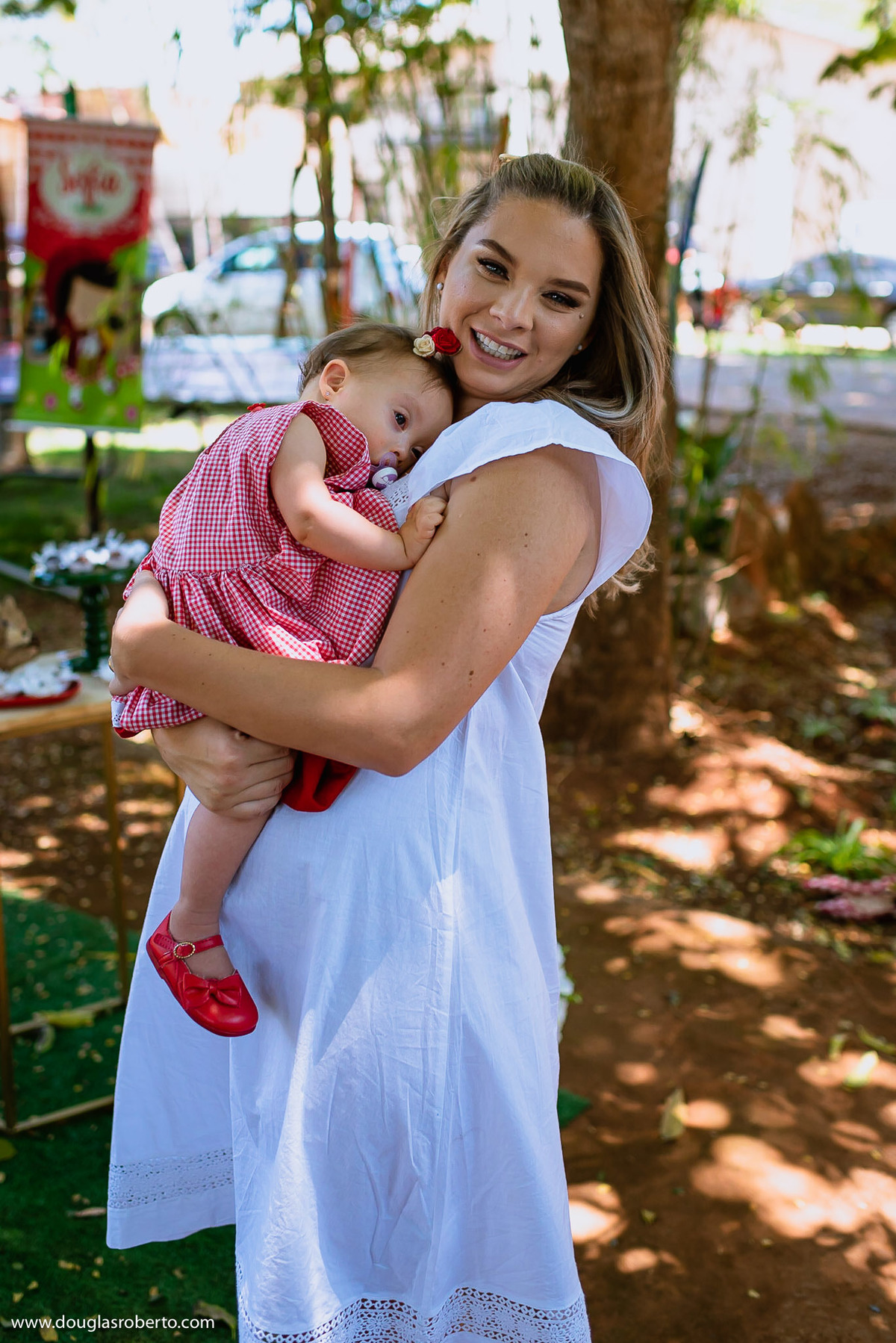 mãe brincando  com down
