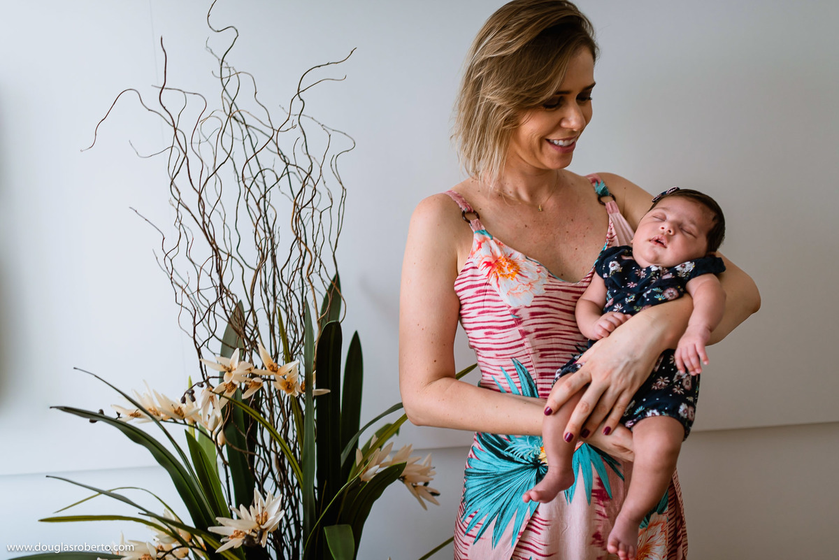 mãe com filha recém-nascida nascida