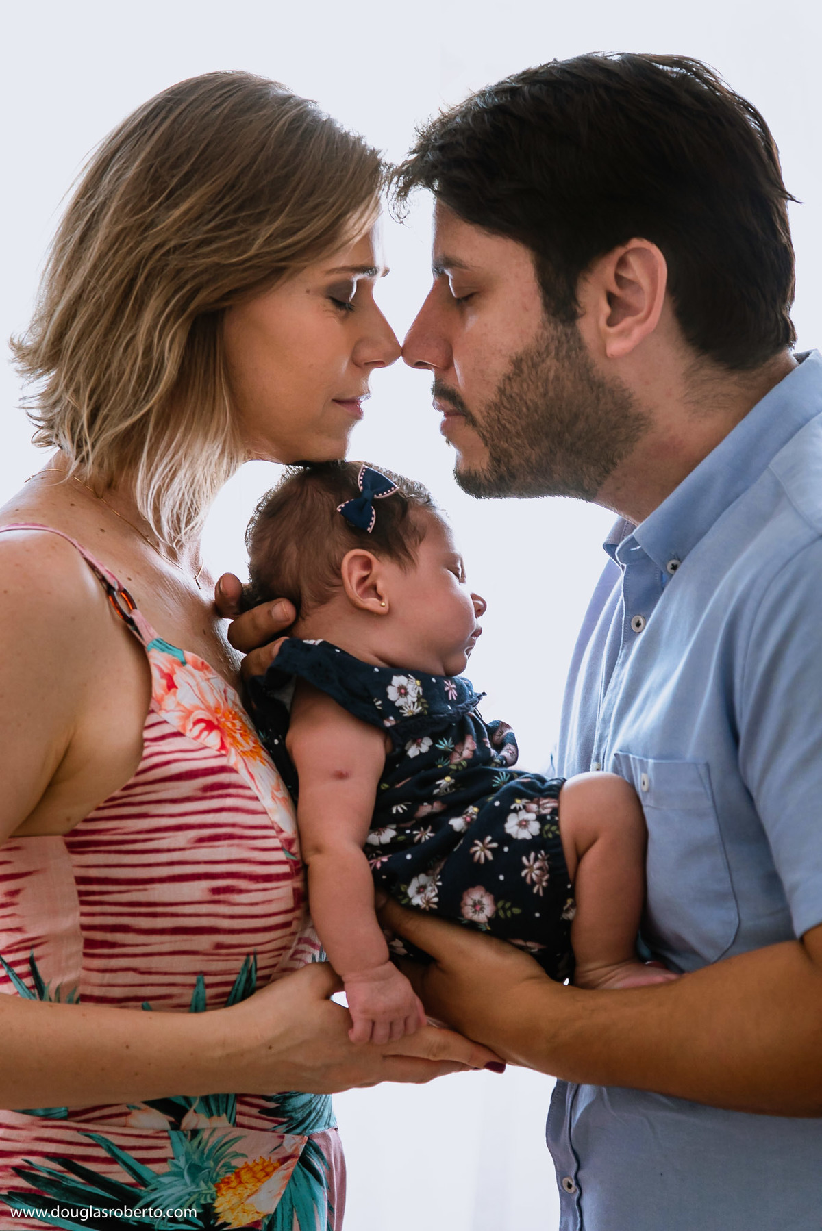 pais com filha recém-nascida nascida