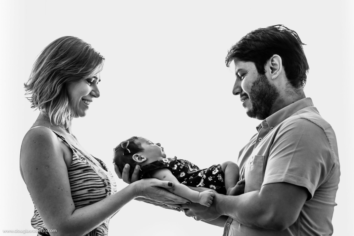 pais com filha recém-nascida nascida