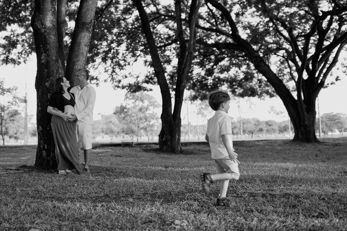 ensaio-de-gestante-fotos-de-gravida-fotografo-para-gestante-fotografo-de-brasilia-douglas-mendes-roberto-fotografo-de-familia-gestante-douglas-roberto-fotografia-fotos-de-familia-familia-crianca