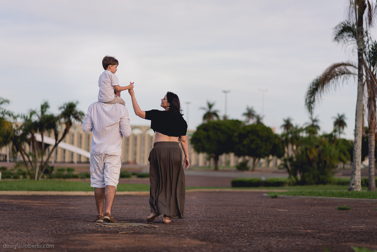 ensaio-de-gestante-fotos-de-gravida-fotografo-para-gestante-fotografo-de-brasilia-douglas-mendes-roberto-fotografo-de-familia-gestante-douglas-roberto-fotografia-fotos-de-familia-familia-crianca