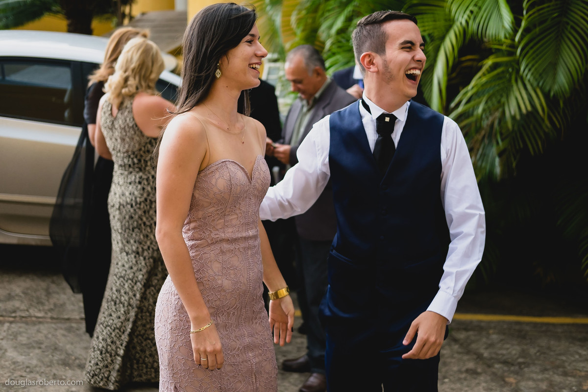 noivo cumprimentando convidados