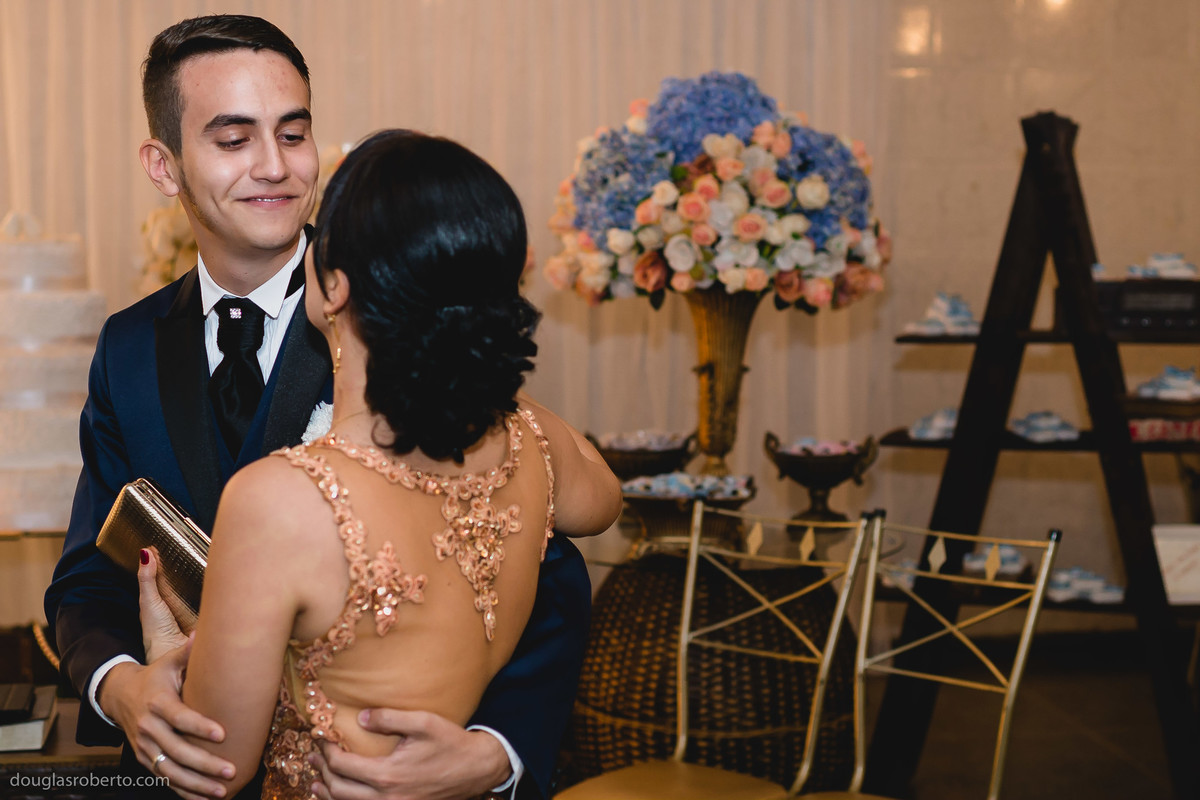 mãe abraçando noivo