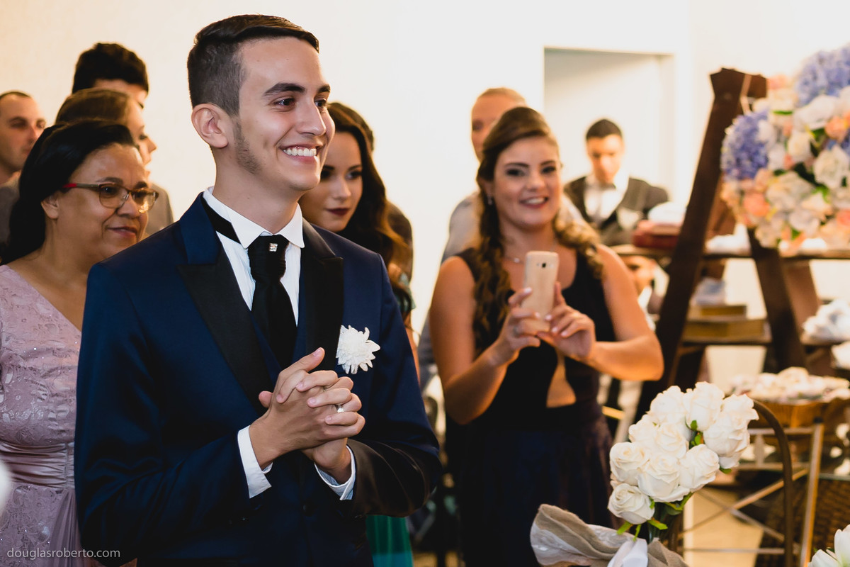 noivo esperando a noiva entrar