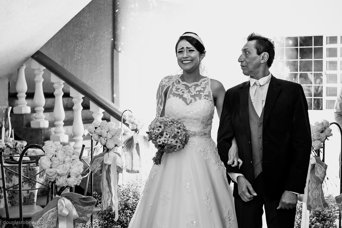 noiva e pai entrando no casamento emocionadop