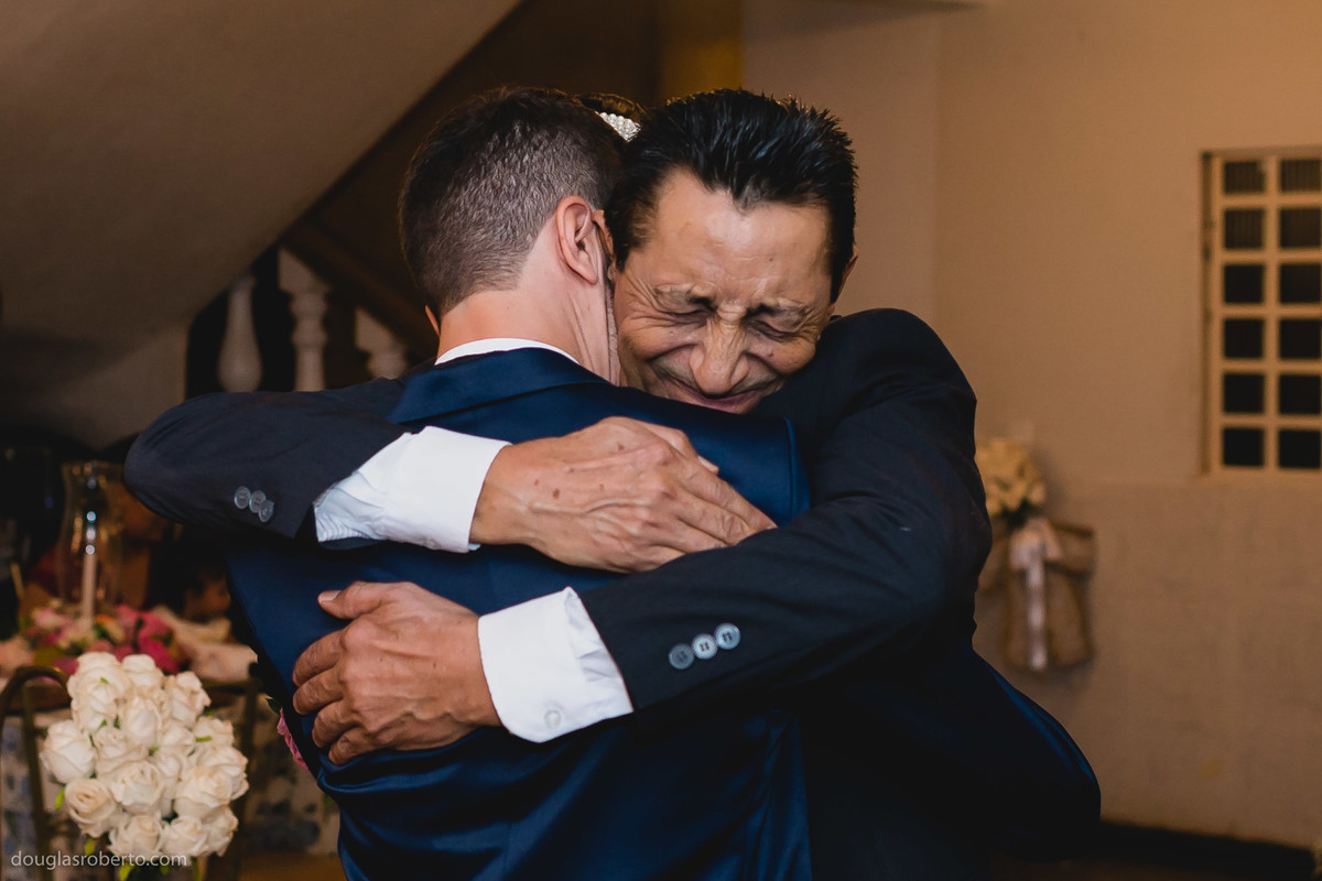 pai da noiva abraçando o noivo