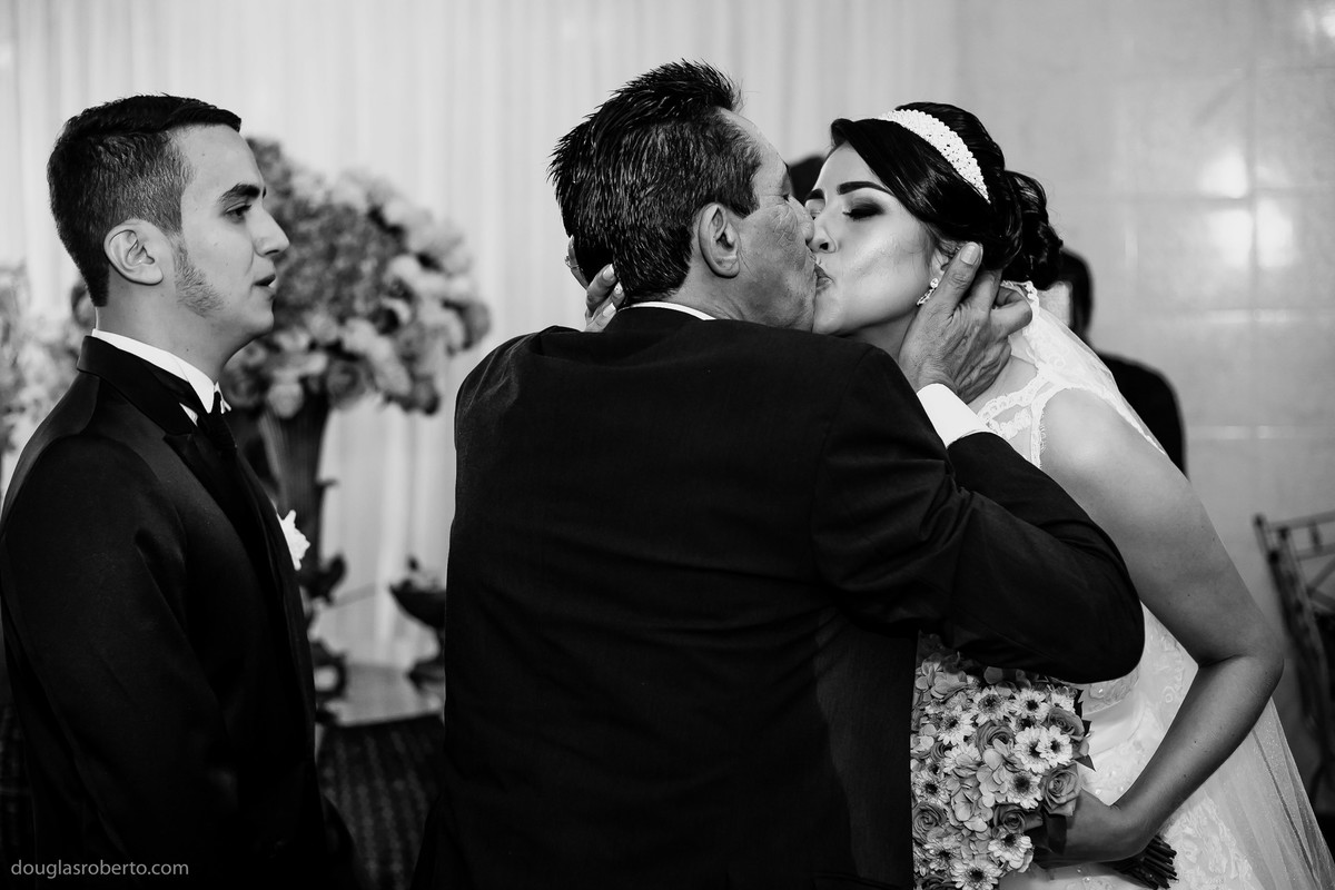 pai da noiva beijando a noiva