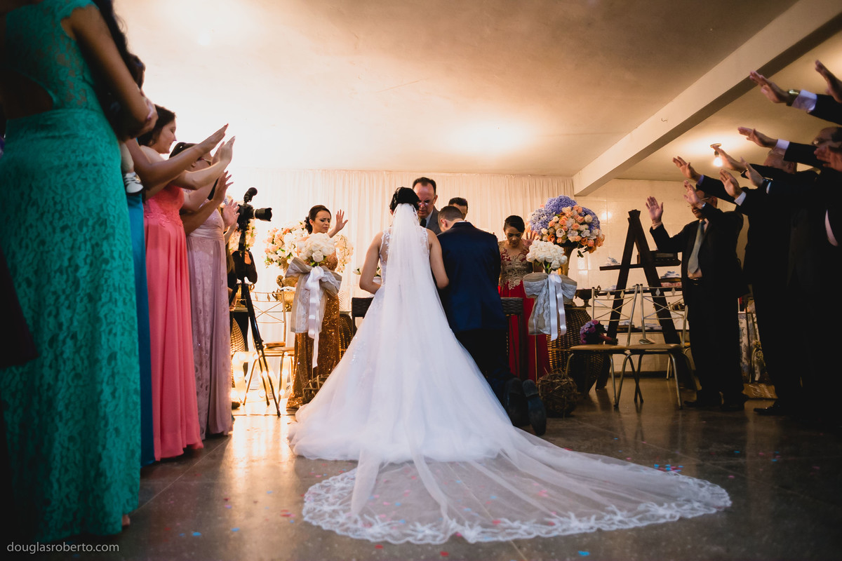 pastor orando para os noivos