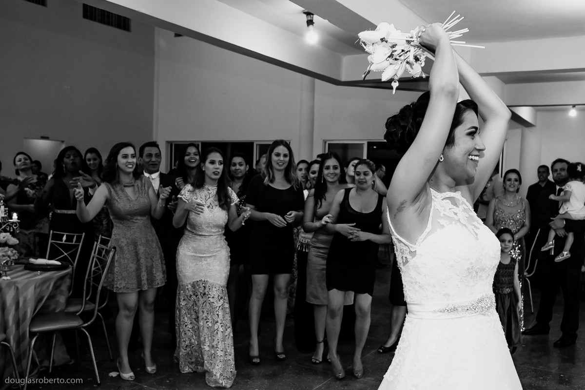 noiva jogando bouquete o