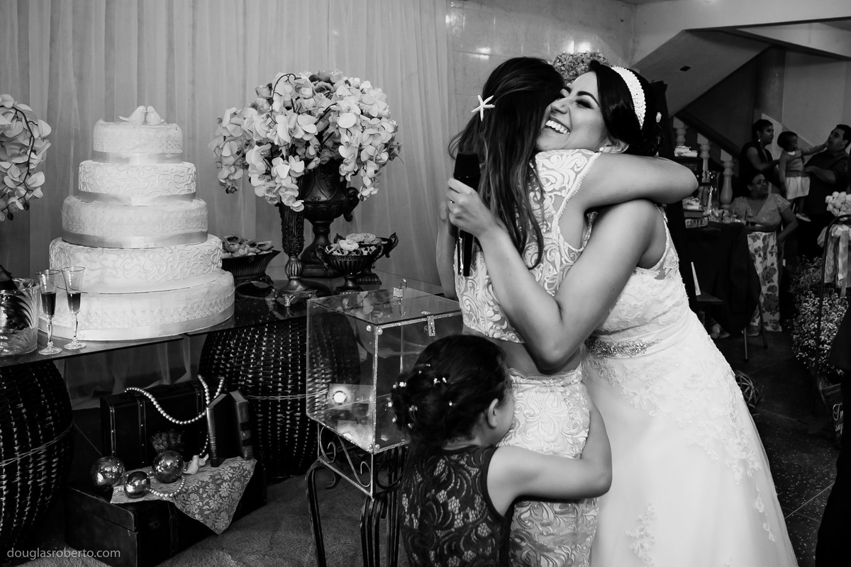 convidada abraçando a noiva