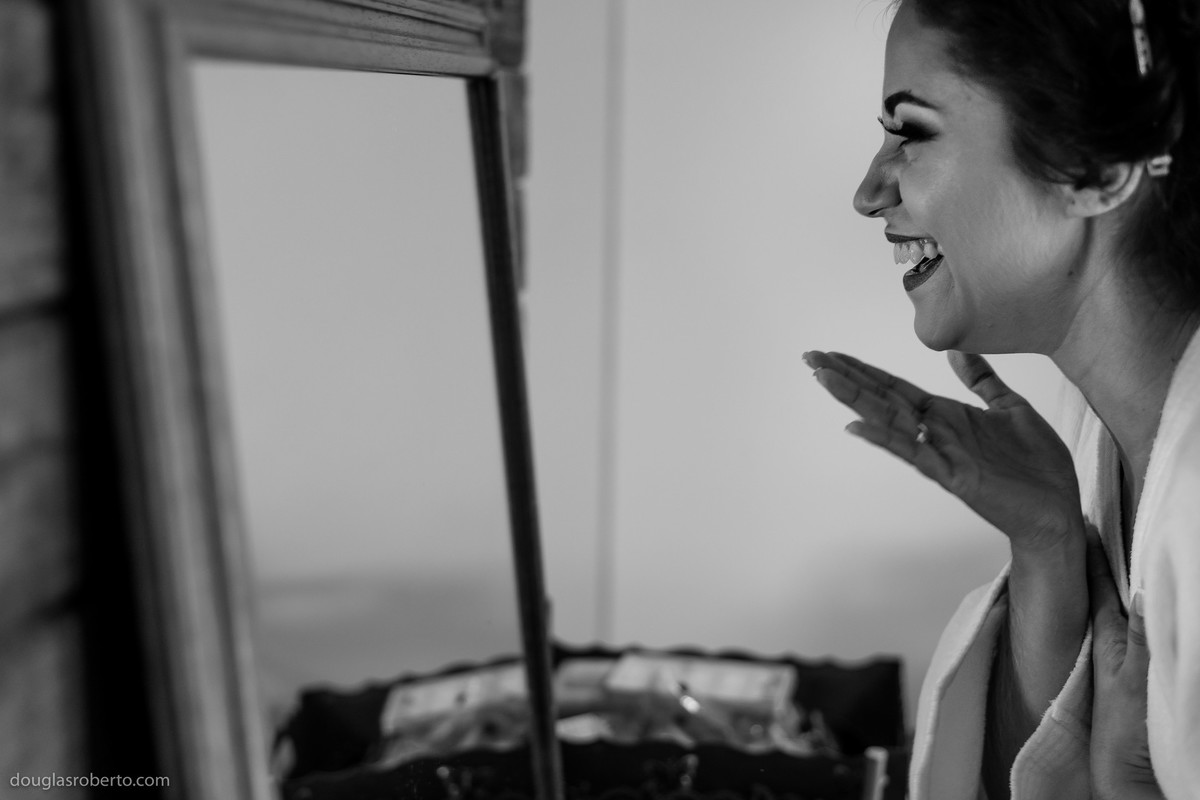 noiva vendo o resultado da maquiagem