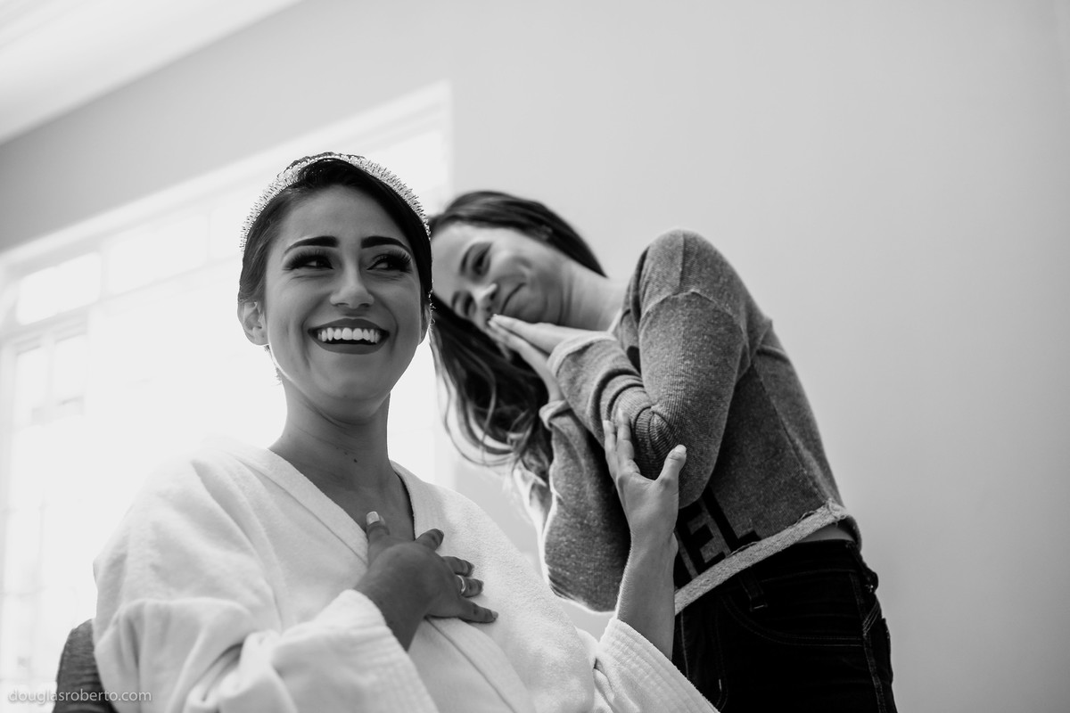 noiva feliz com a maquiagem