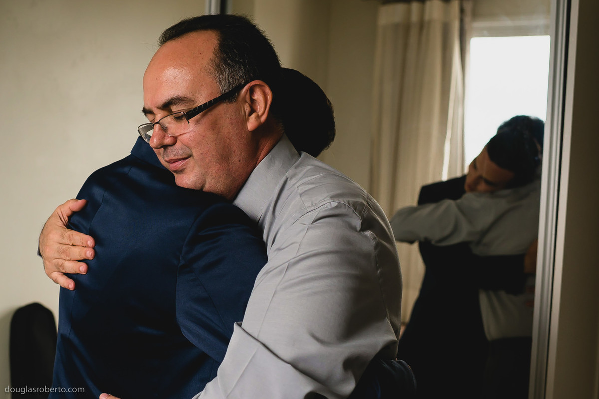 pai dando um abraço no filho