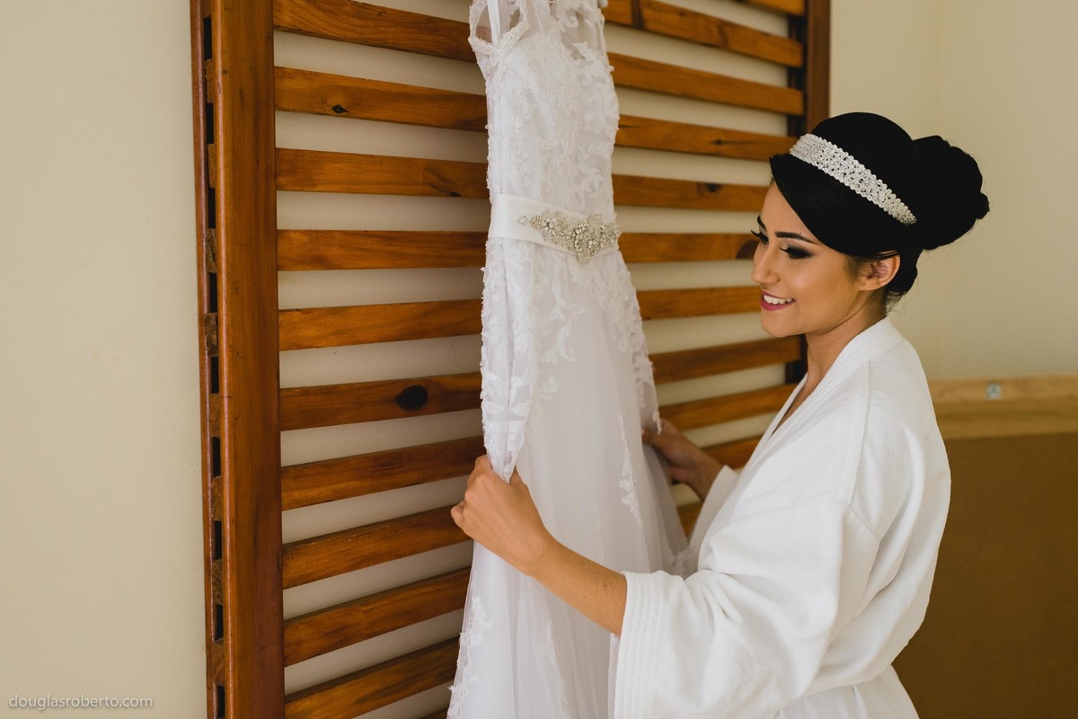 noiva vendo o vestido antes do casamento
