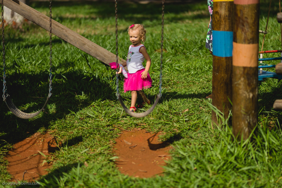 criança brincando no parquinho