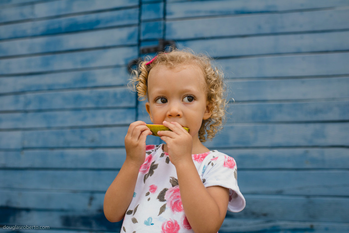 criança comendo goiaba
