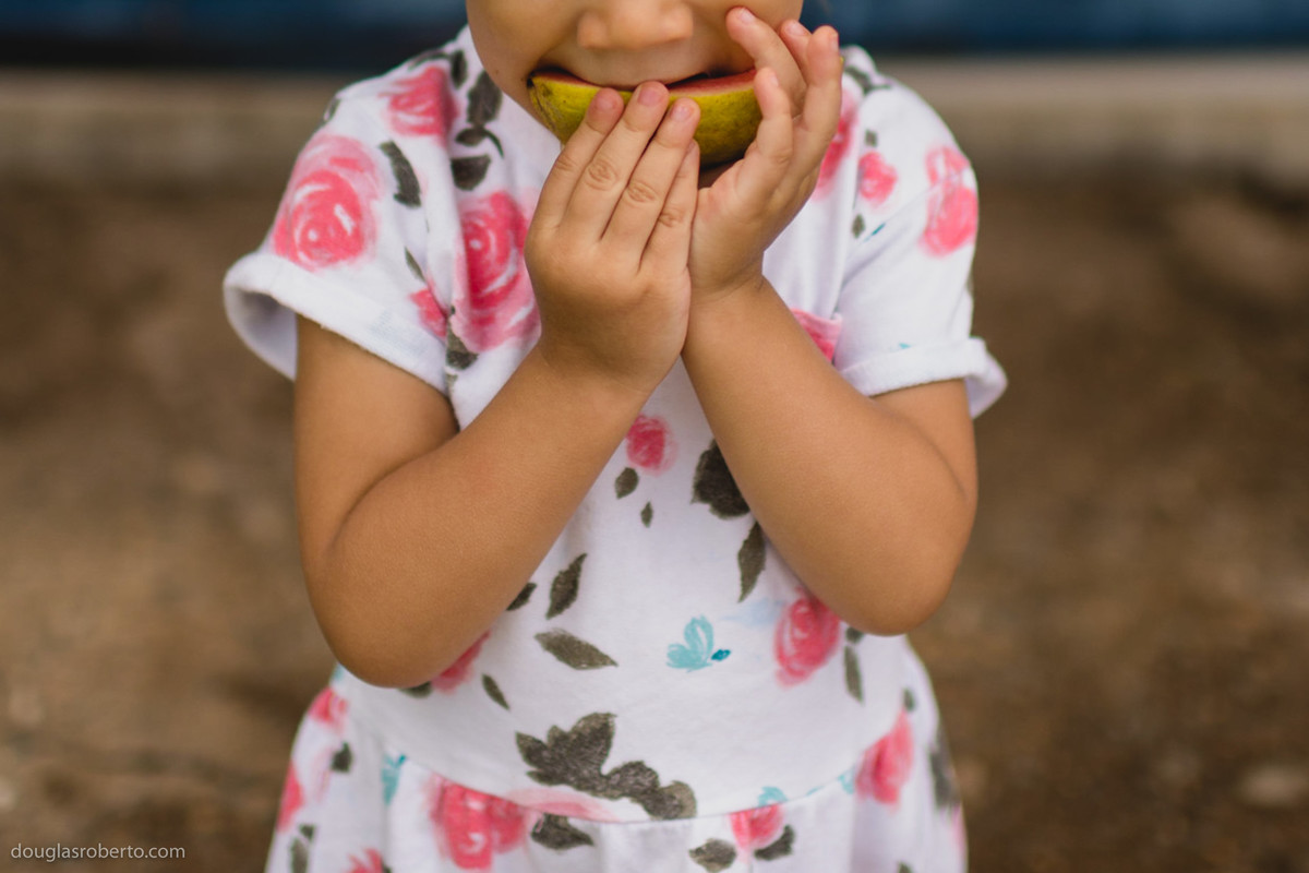 criança comendo fruta