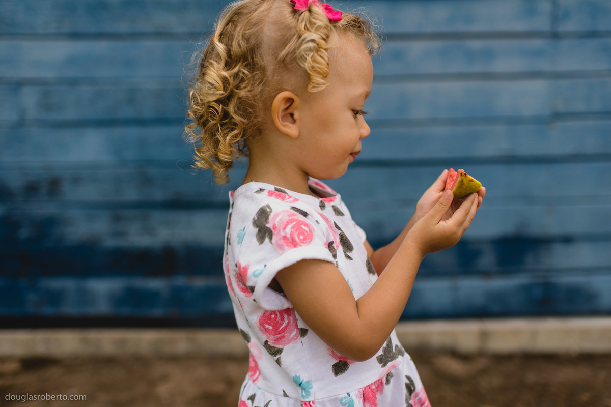 criança comendo goiaba