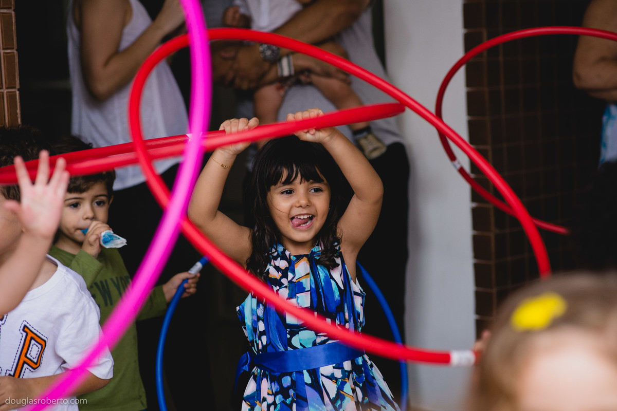 criança brincando de bambolê