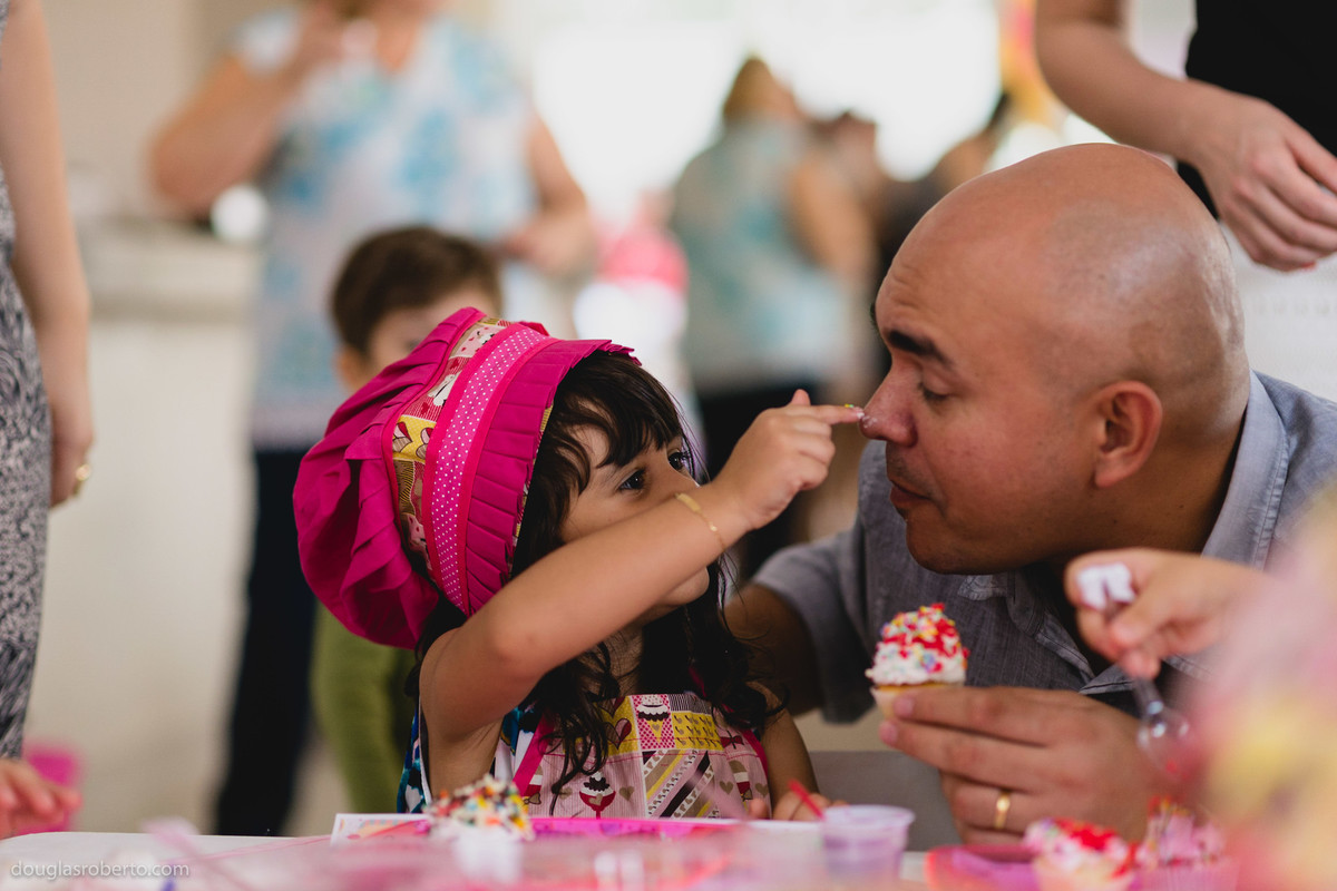 filha brincando com o pai