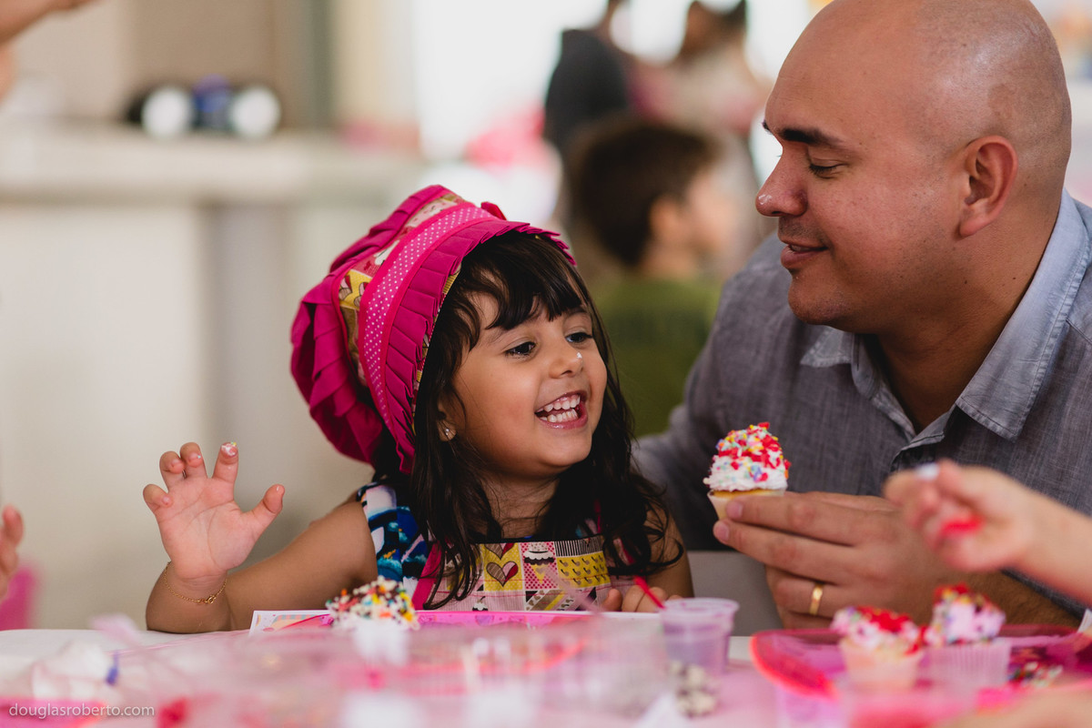 filha brincando com o pai