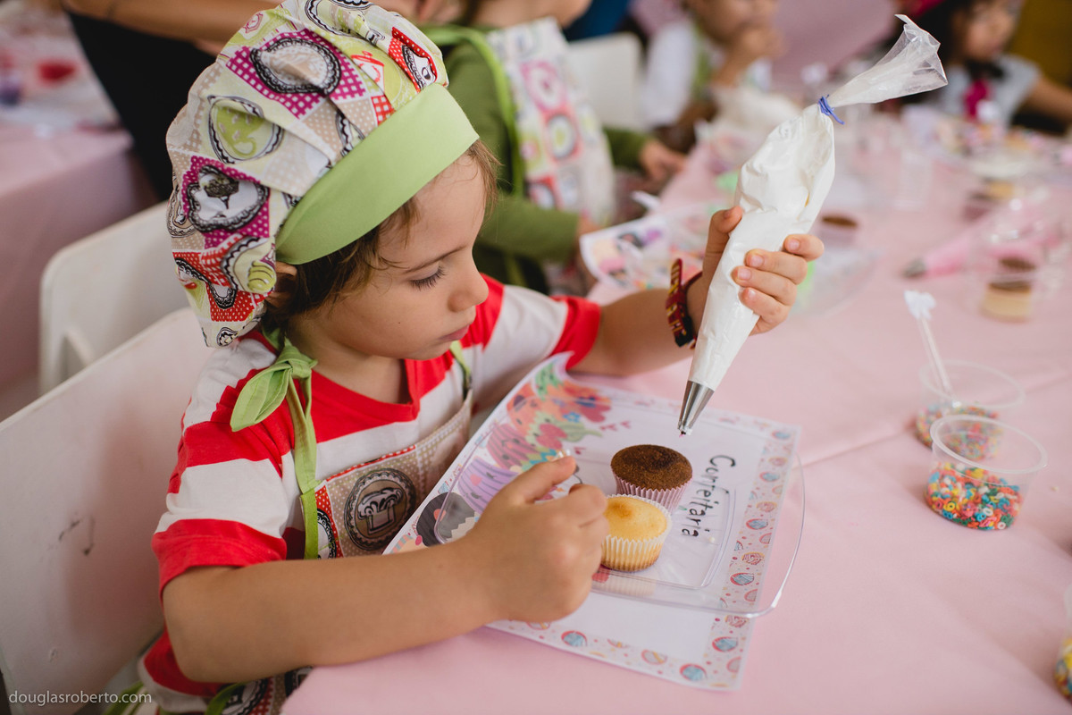 criança fazendo bolo