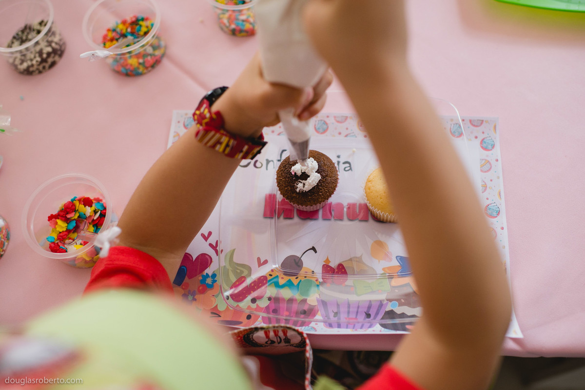 criança fazendo bolo