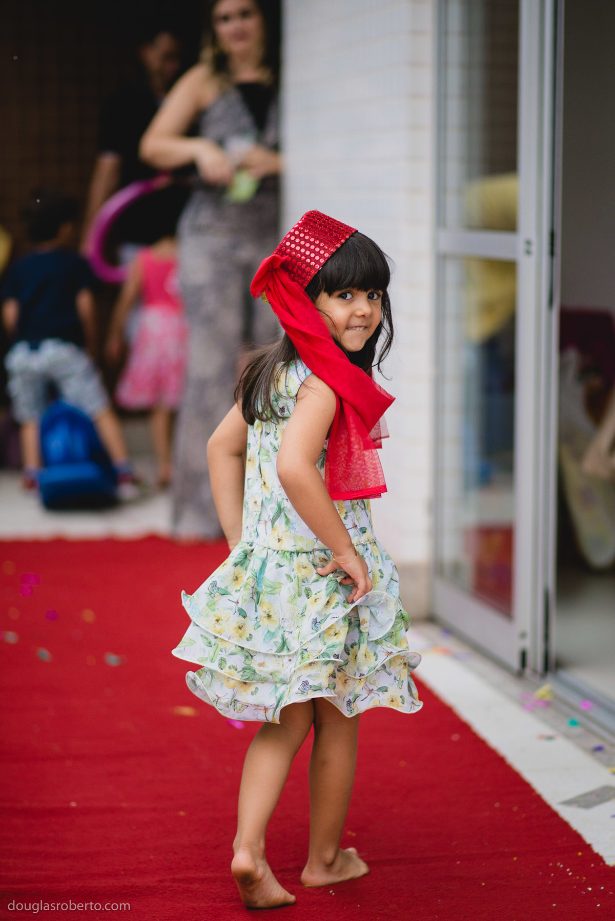 criança andando na passarela