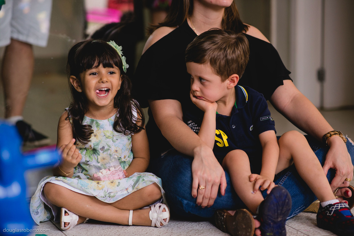 menino olhando para a menina