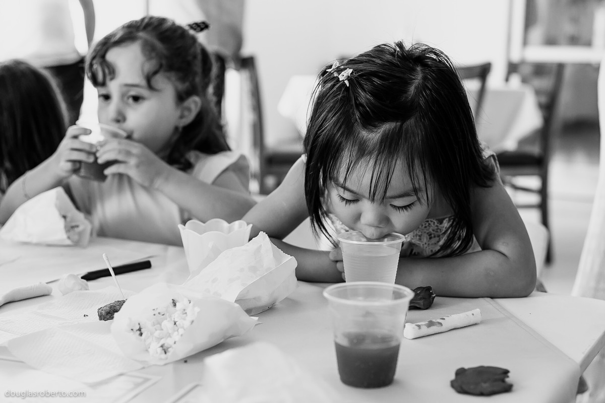 criança tomando suco