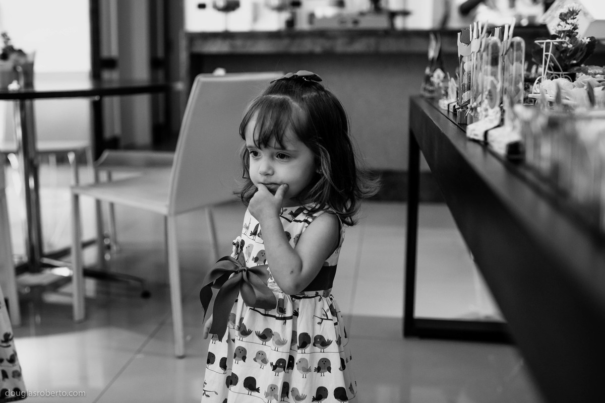 criança desconfiada