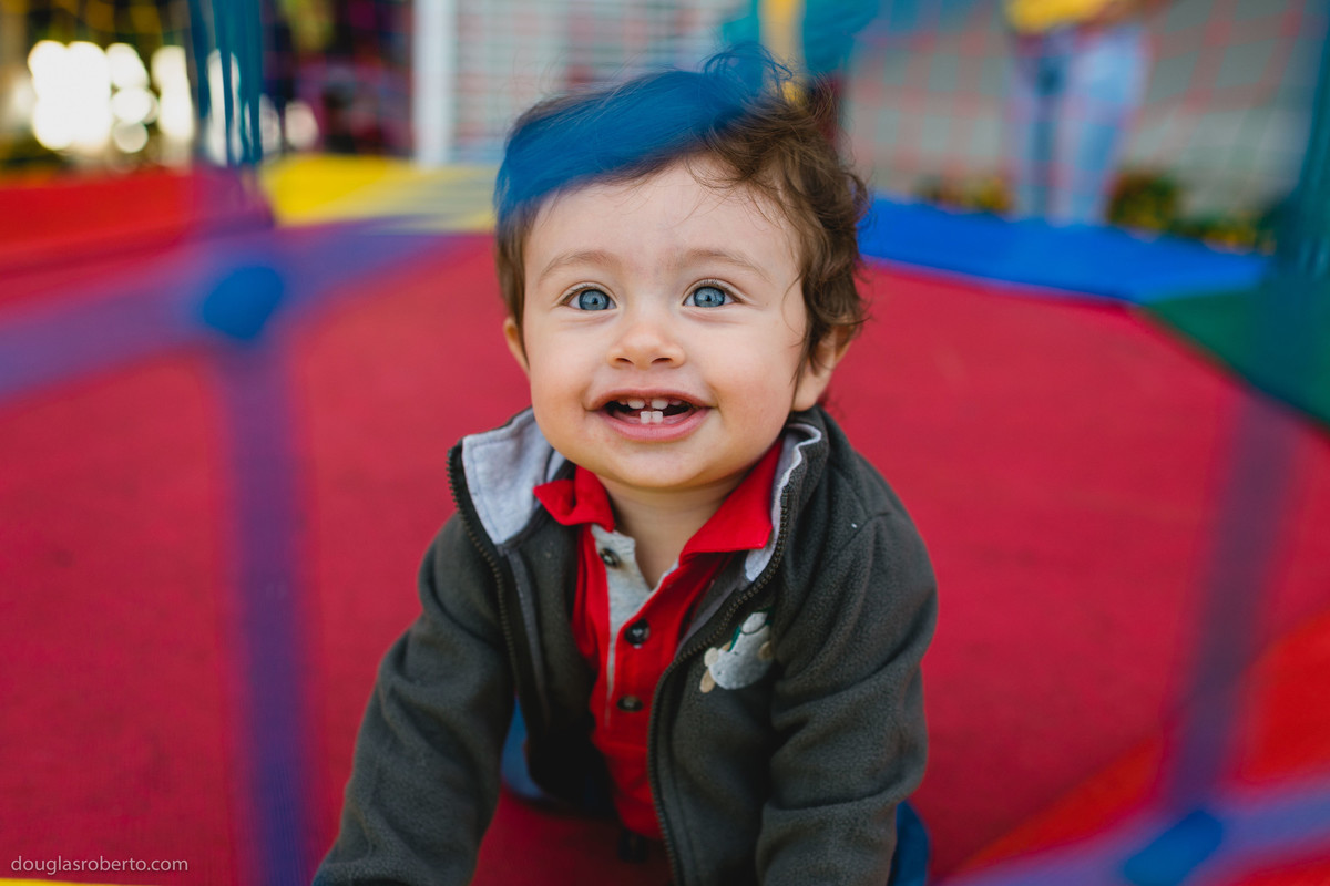 menino com o olho azul