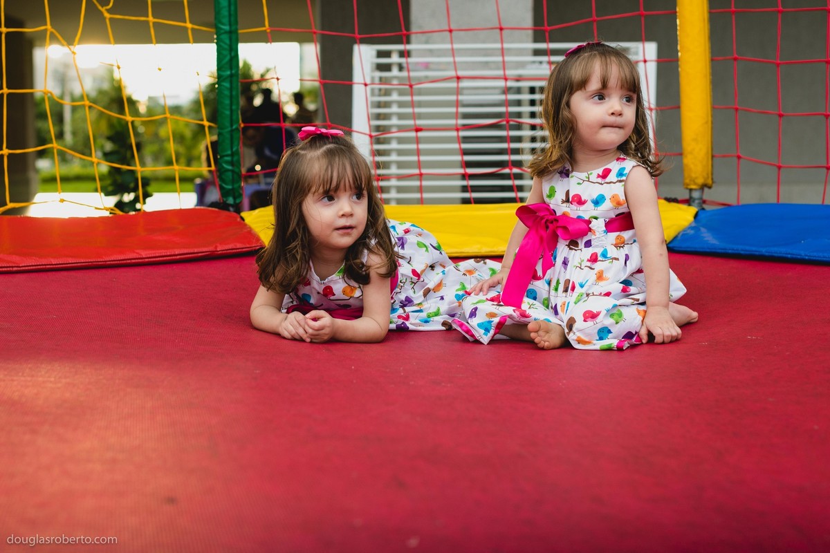 meninas brincando no pula pula