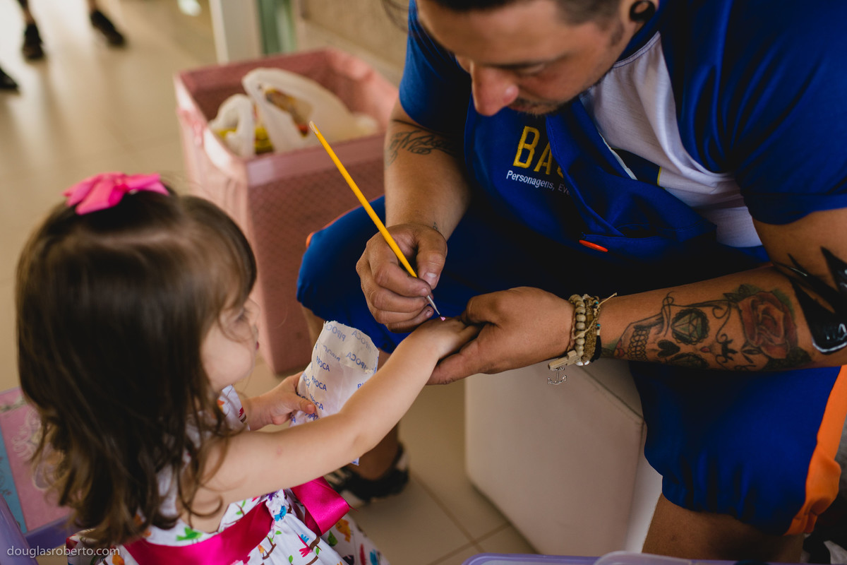 Criança pintando o braço
