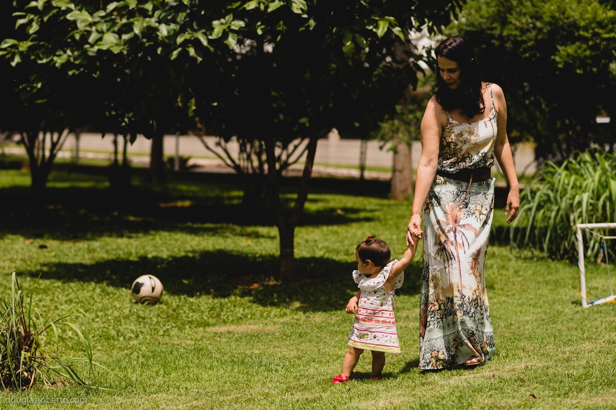 criança com a mãe andando