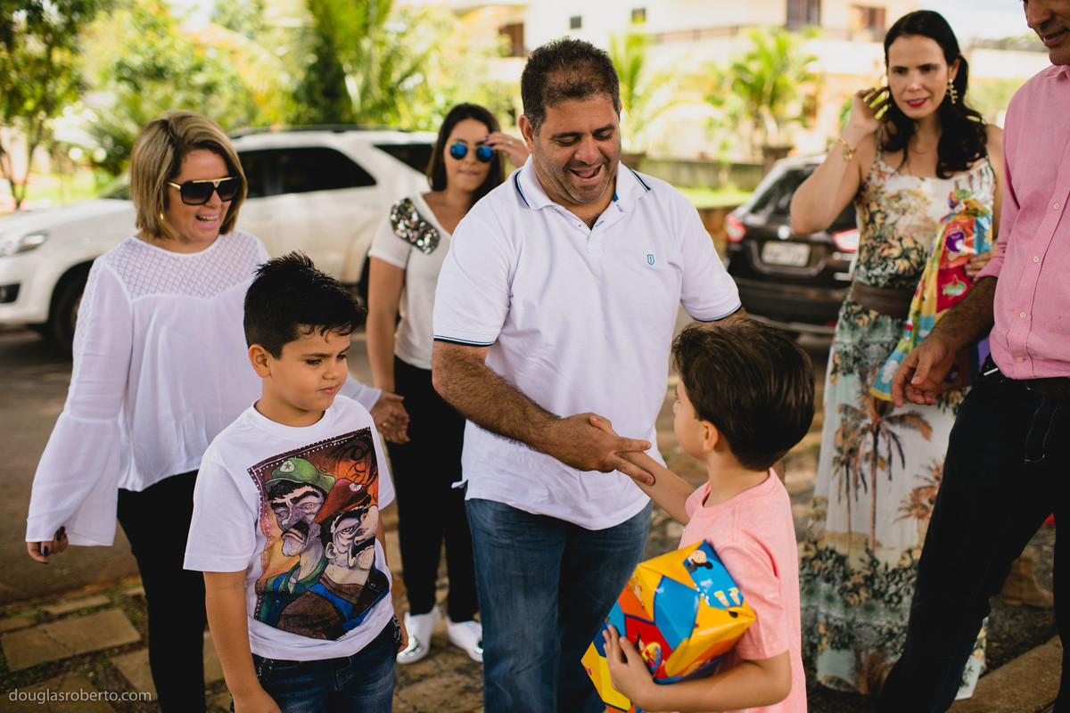chegando na festa com presentes