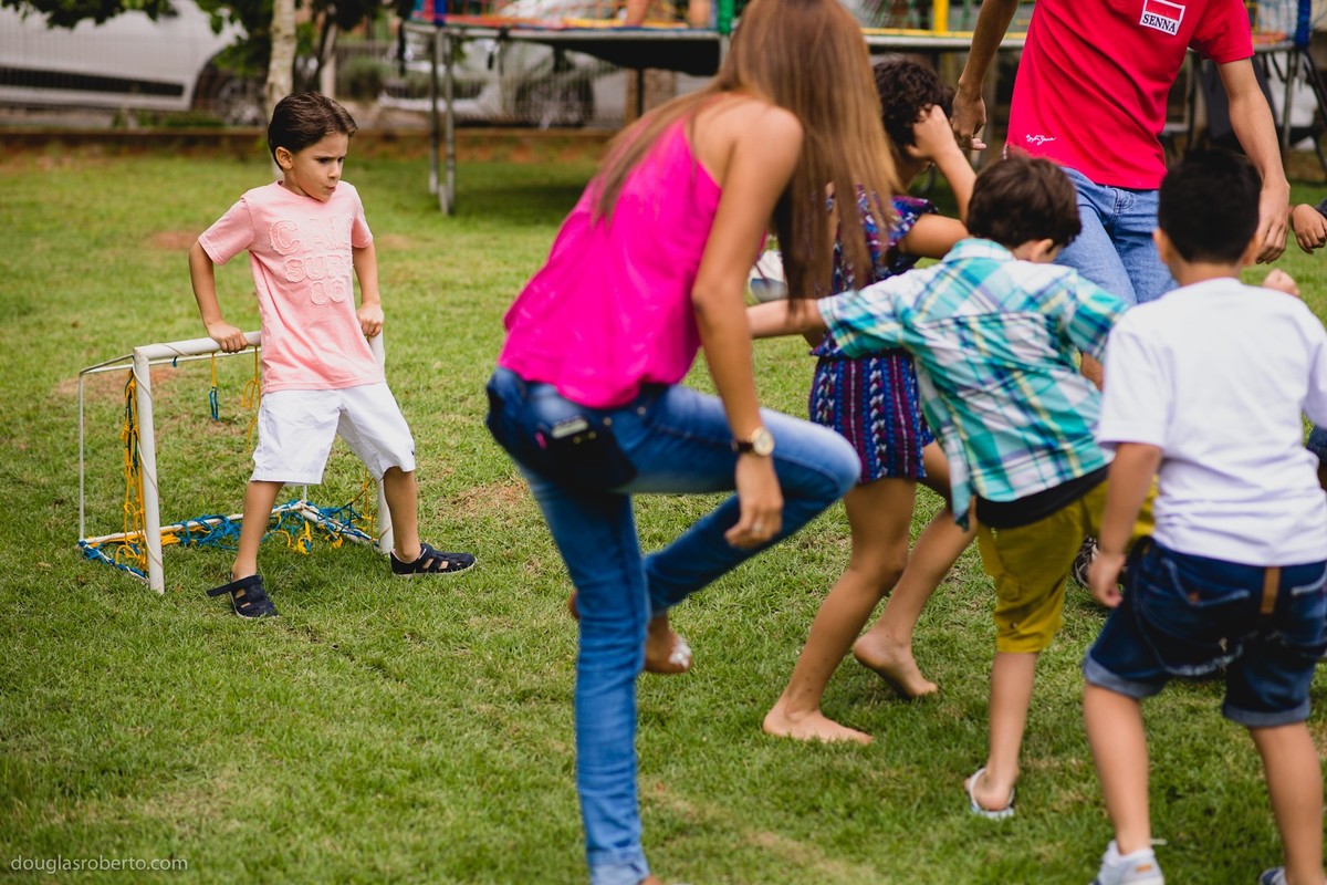 crianças jogando futebol