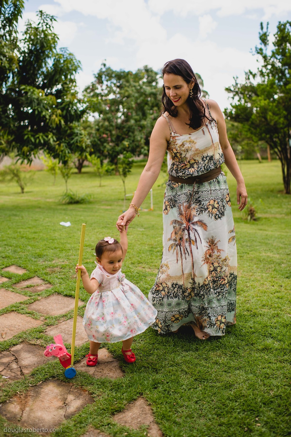 filha andando com a mãe