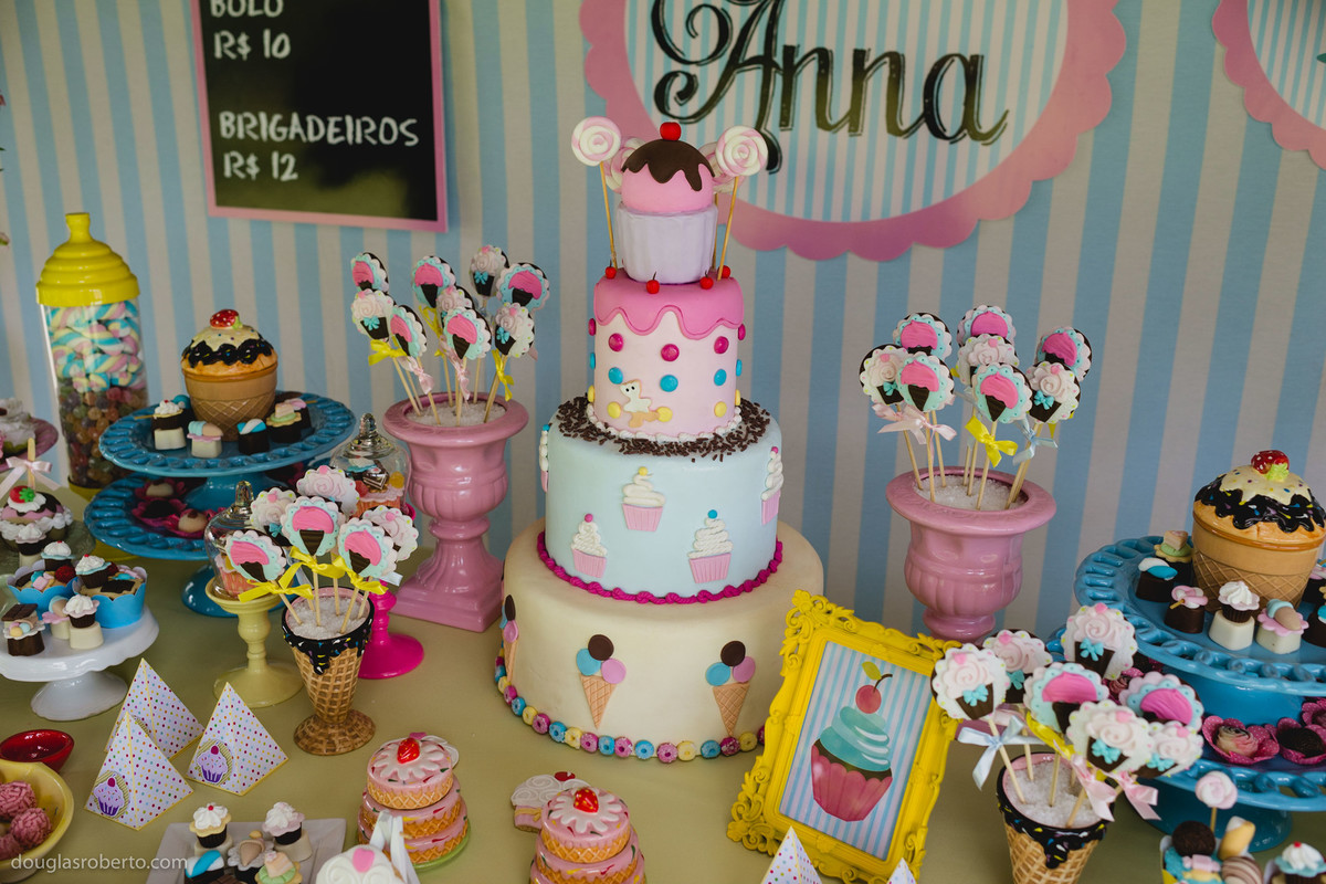 mesa do bolo de festa infantil